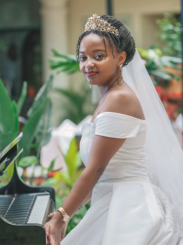 bride-infront-of-piano